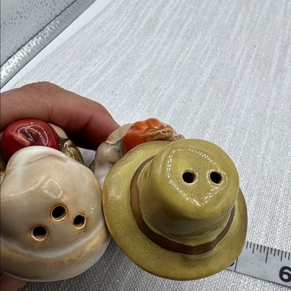 Salt and pepper shakers pilgrims holding pumpkin & apple 4x2” stoppers attached